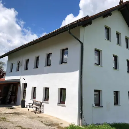 Auberg, Guenstig, Geraeumig Und Schlicht! *