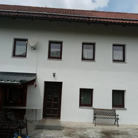 Auberg, Guenstig, Geraeumig Und Schlicht!
